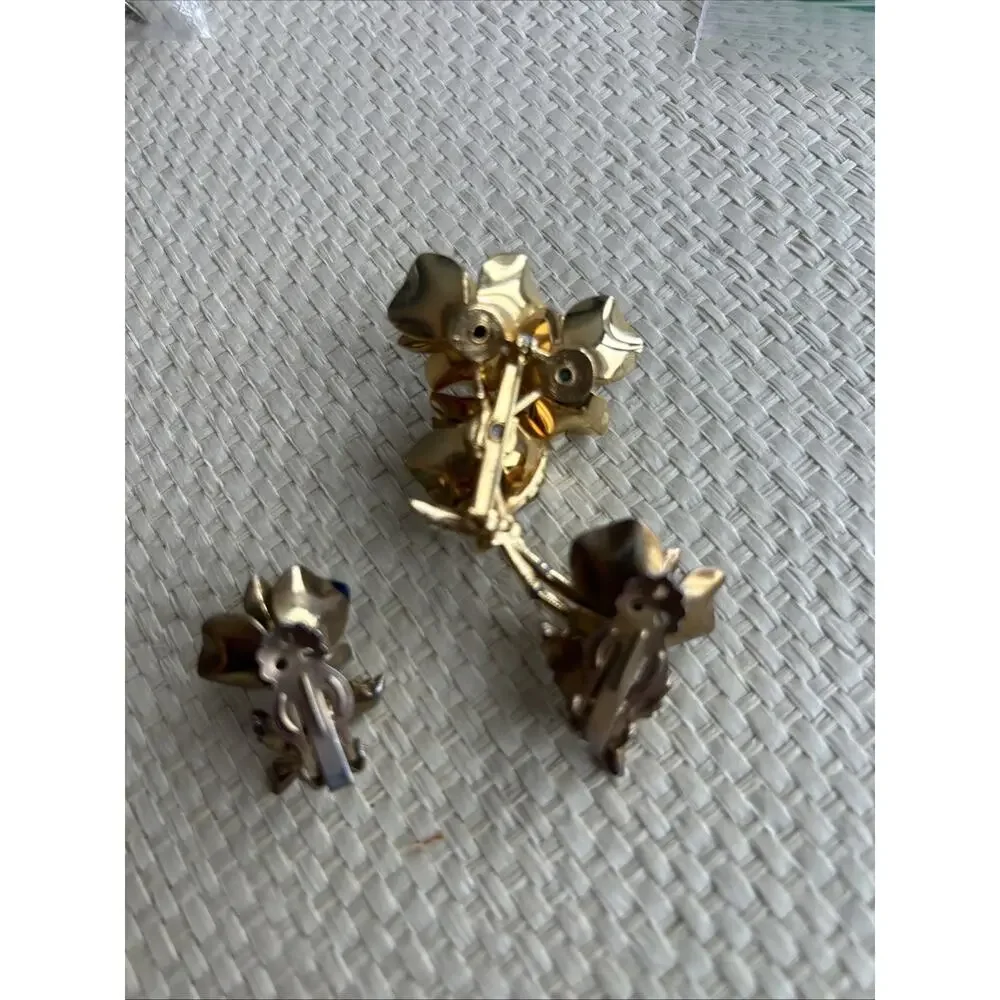 Vintage 1950s Enamel Flower Bouquet Brooch Pin & EARRINGS Blue Pearl‎ Gold Tone